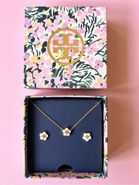 NIB Tory Burch Kira Enamel Flower Pendant Necklace and Earrings Set Pink/Gold